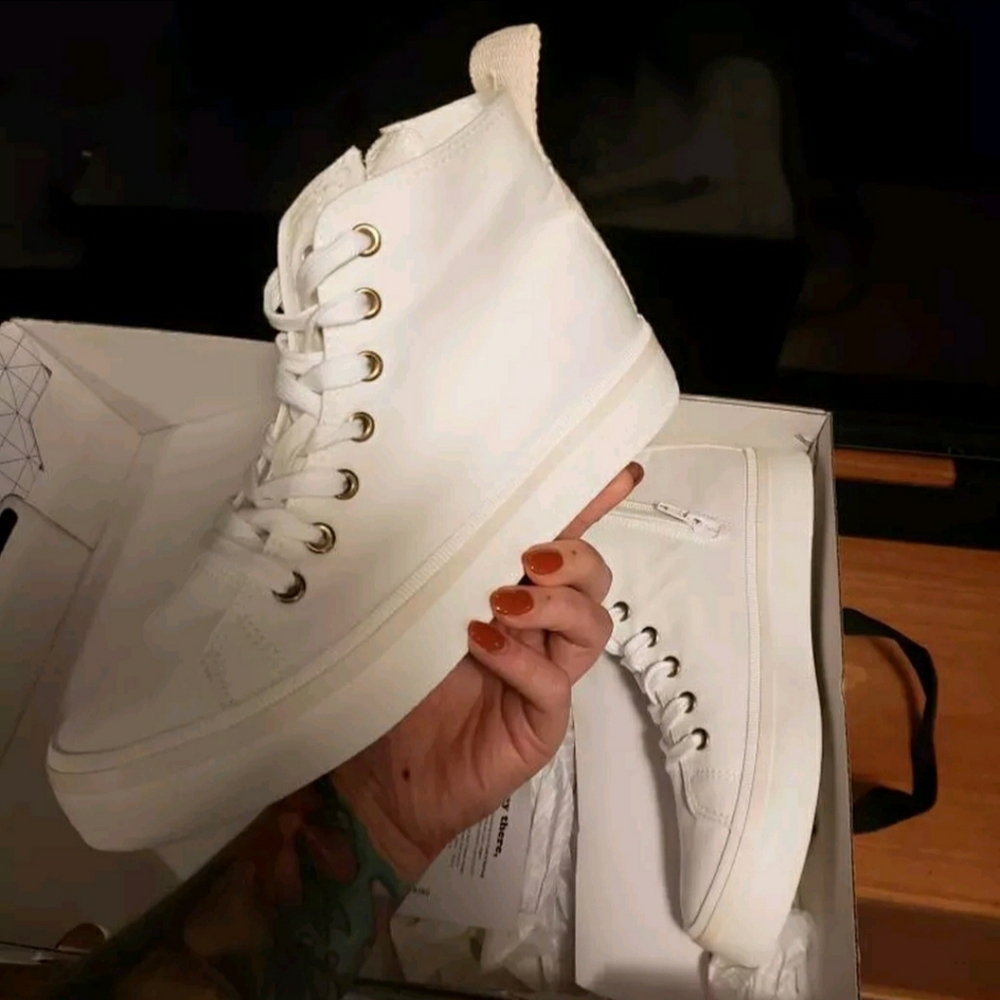 NEW IN BOX Call It Spring White Canvas Shoes